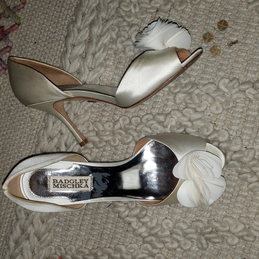 Badgley Mischka ivory heels shoes size 7.5